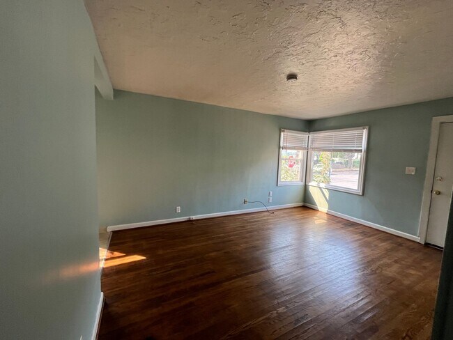 Building Photo - Spacious 1 Bedroom Close to N. Mississippi and Alberta! | MOVE IN SPECIAL