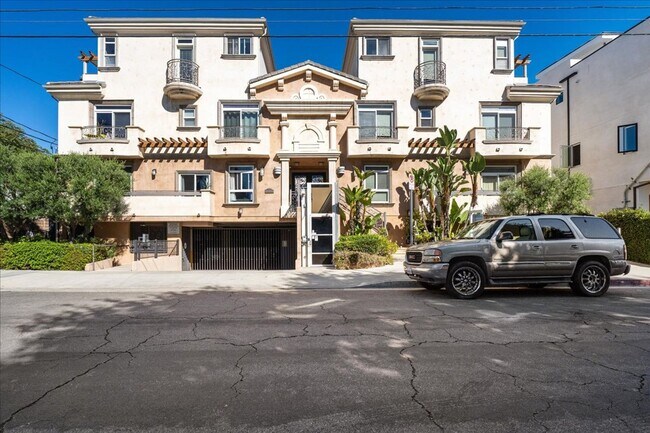 Building Photo - Spacious 3-Bedroom Tri-Level Townhome with...