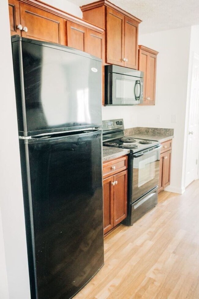Building Photo - 3 BR/ 2.5 BA Townhome in Somerset Springs ...