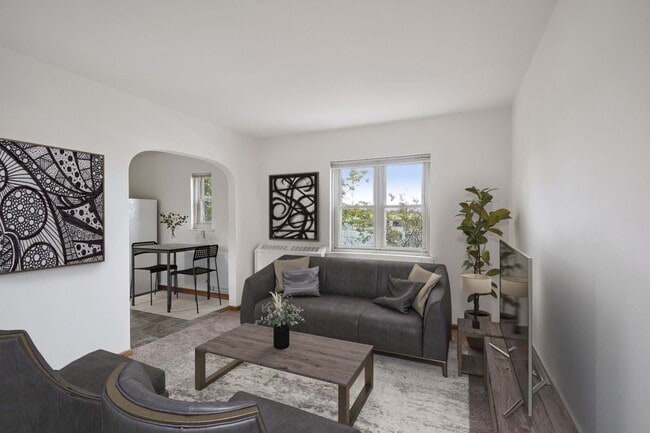Building Photo - Spacious Top-Floor 1BR on Beautiful Iris P...