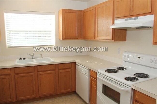 Building Photo - 2 Bed, 2.5 Bath  Townhome in Rockwood Neig...