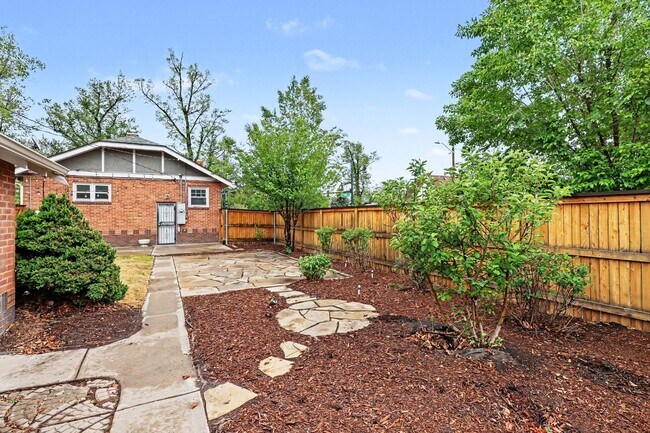 Building Photo - Available NOW! 3 Bedroom 2 Bath Beautiful Home in Denver!