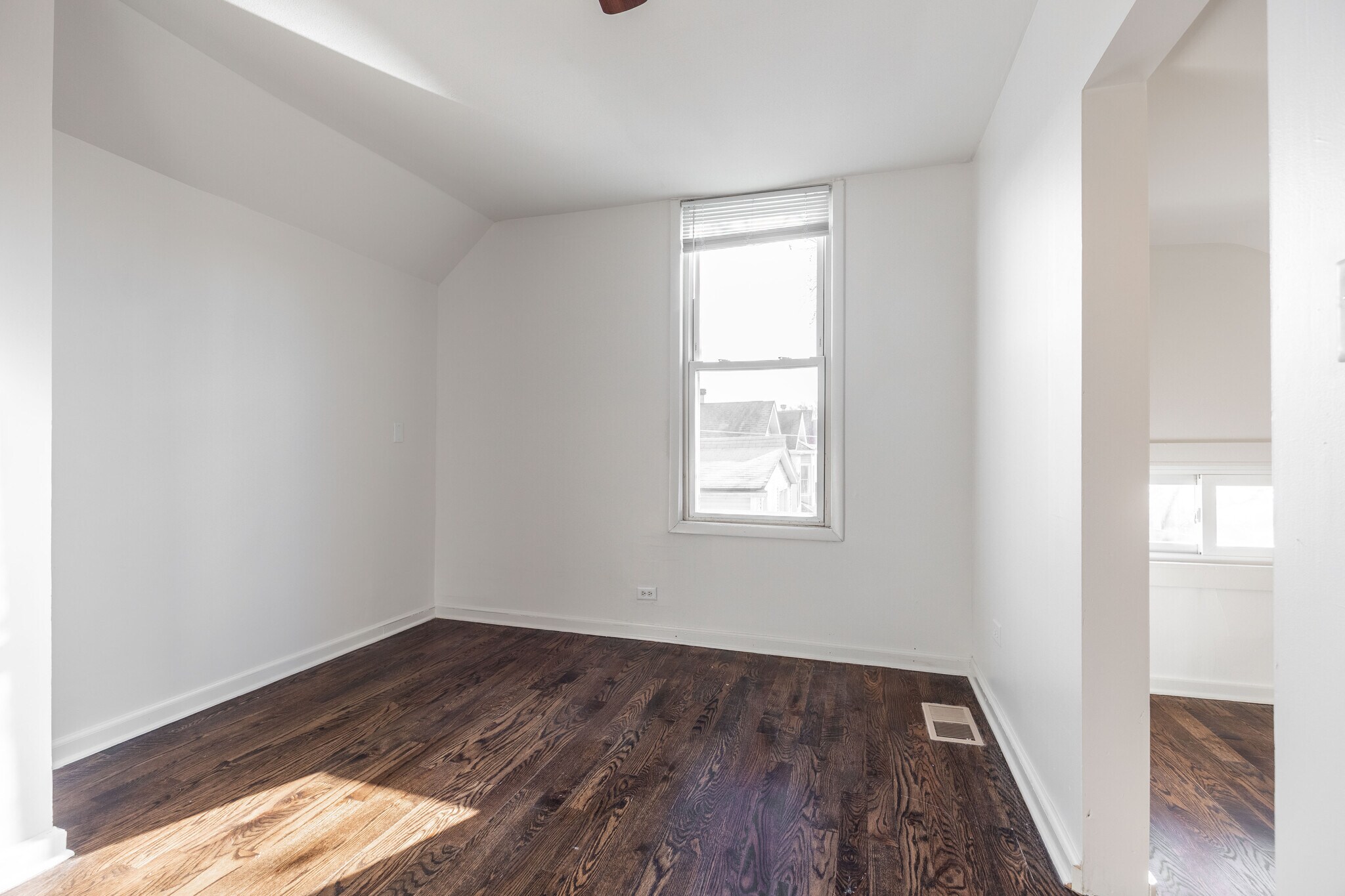 Building Photo - 3135 N Oakley Ave