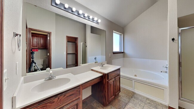 Building Photo - Nice 3 Bedroom 2 Bathroom Home with Storm Shelter and Office!