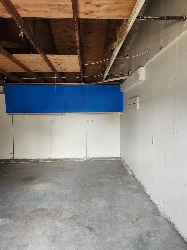 Building Photo - Inviting 3-Bedroom Home