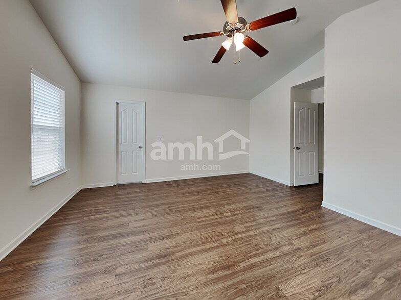 Building Photo - 1882 Woodstone Dr