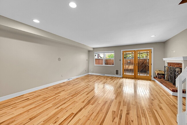 Building Photo - $2,500.00, 2-bed, 2.5 bath located in Denver.