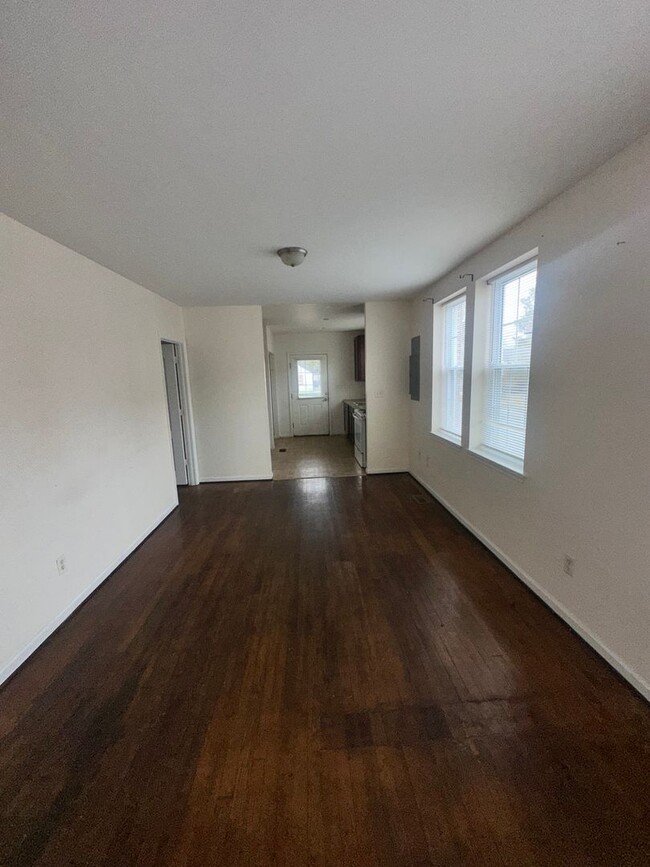 Building Photo - Three Bedroom Condo - Centrally Located Su...