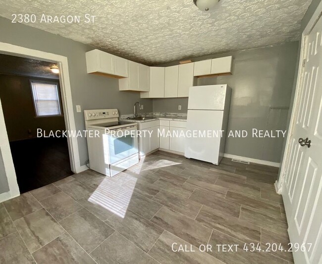 Building Photo - One Bedroom One Bath Duplex