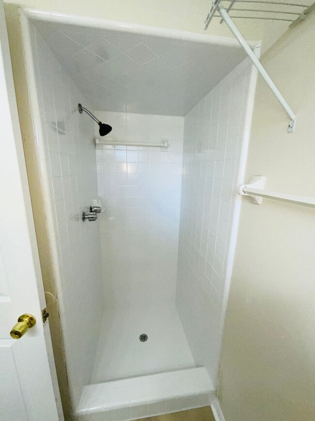 Building Photo - 3/2 End Unit - Triplex