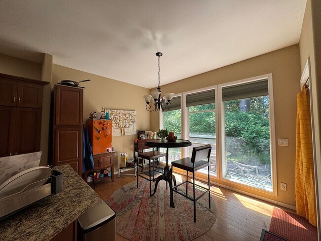 Building Photo - 3 Bedroom, 3 Bathroom House - Walking distance to the beach