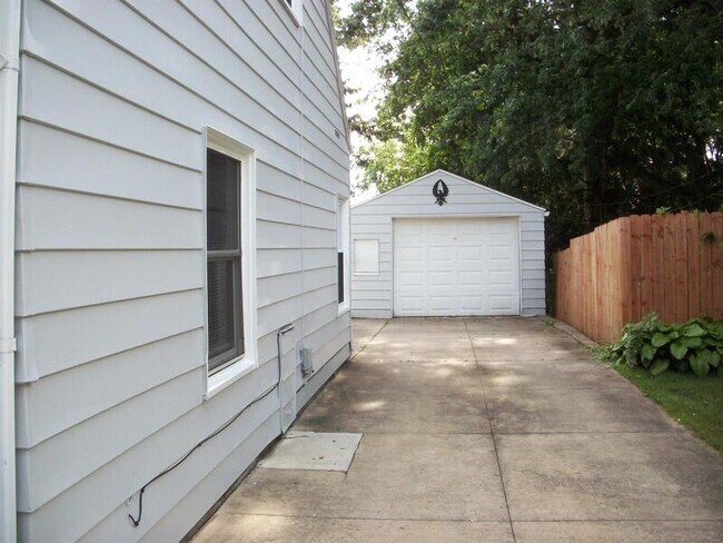 Building Photo - 1558 ANDERSON