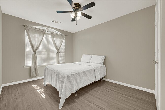 Building Photo - 8123 Solara Bend Ct