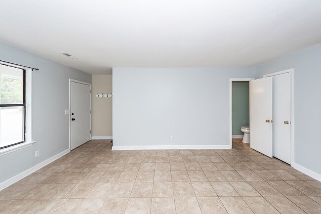 Building Photo - 2 Bedroom, 1.5 Bathroom Townhome in Island Bluff - James Island