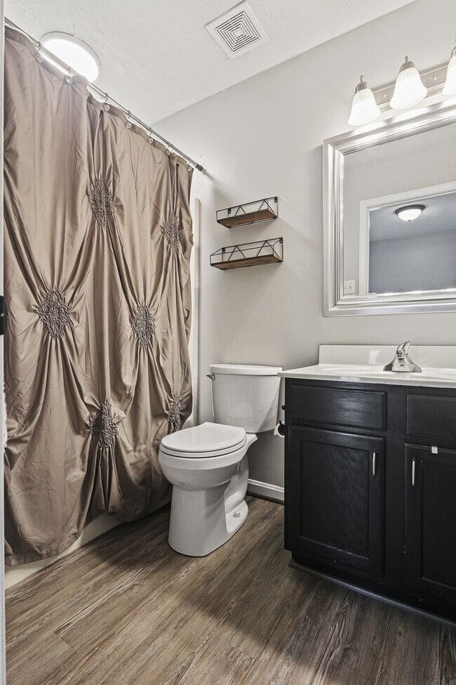 Building Photo - Bright & Spacious 3-Bedroom, 2 Full & 2 Half Bath in New Market
