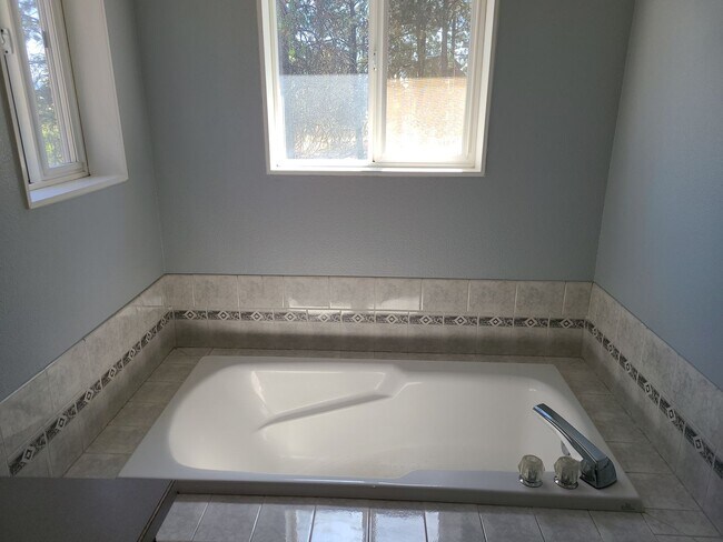 Building Photo - Beautiful Updated 3 bedroom 2.5 bath Hayde...