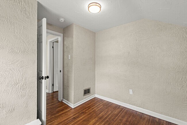 Building Photo - Newly renovated 3 bedroom home in McKees Rocks available now!
