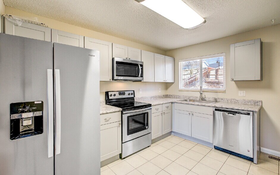 Building Photo - 3-Bedroom Home with Garage and Fenced Yard...