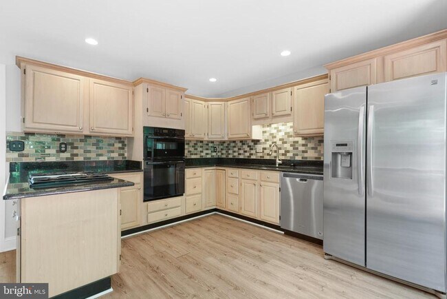 Building Photo - 46613 Silhouette Square