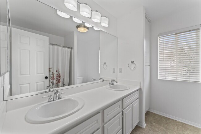 Building Photo - "Charming 3-Bedroom Haven with 2.5 Baths in Santa Clarita – Spacious 1694 Sq Ft Home Awaits!"