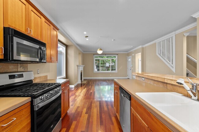 Building Photo - 3Bd/2.5Ba Seattle Home