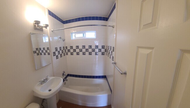 Building Photo - Cozy 1 BR. in Golden Hill - Close to All  ...