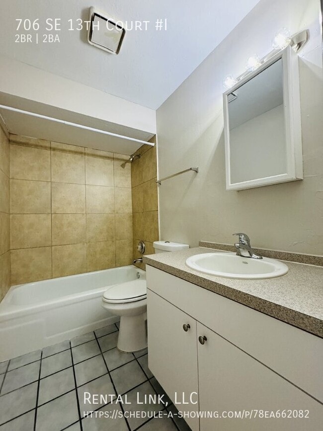 Building Photo - 706 SE 13th Ct