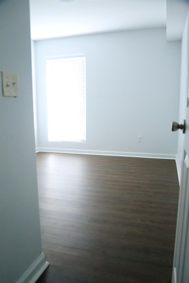 Building Photo - 515 Basswood Ave
