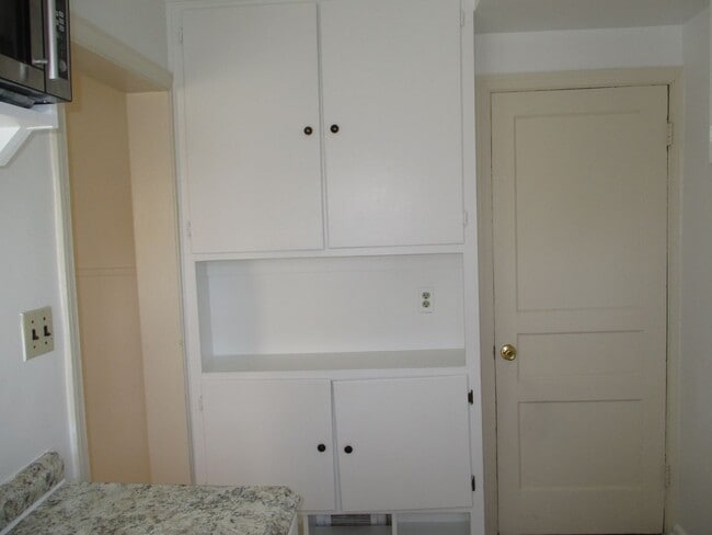 Building Photo - Semi-Deteched Near Hunington Metro!!