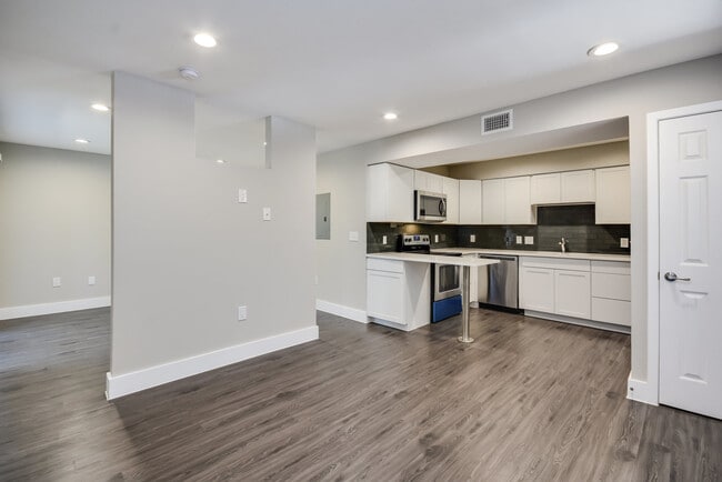 Building Photo - Available: remodeled 1 bed / 1 bath with luxury amenities