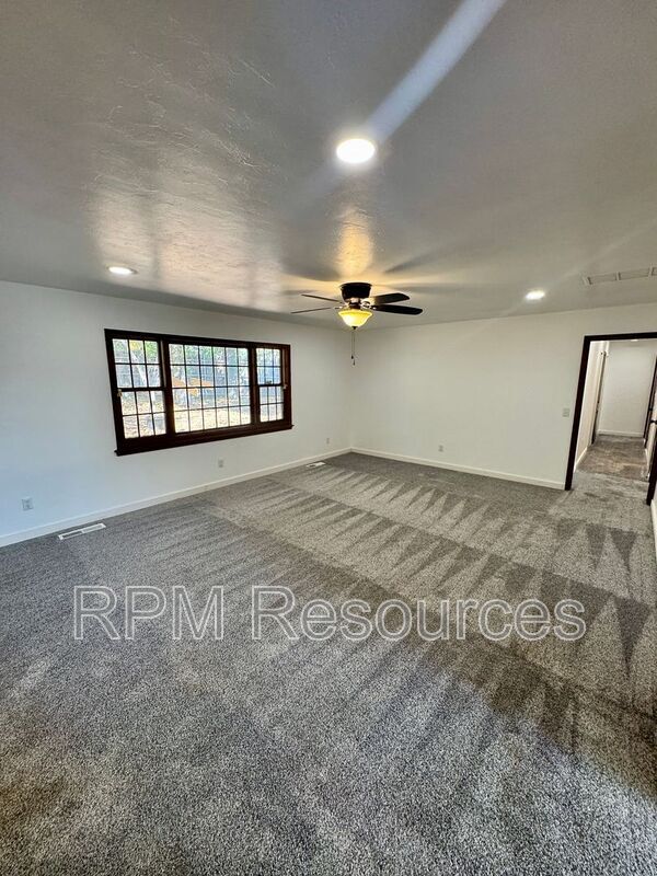 Building Photo - 2820 N McMillan Ave