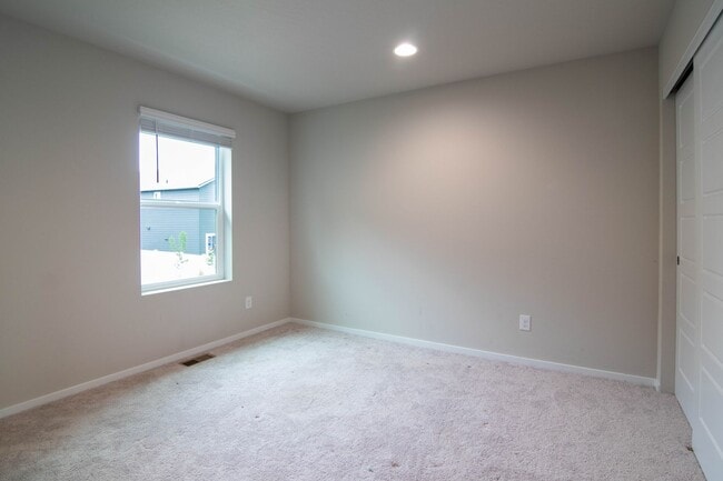 Building Photo - ***Coming Soon June 1st, 2026***Modern 4 bed 2.5 bath near the Fairways Golf Course, Amazon and F...