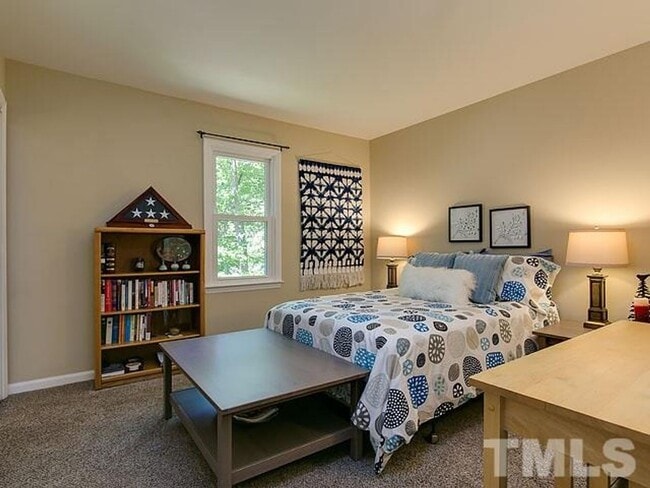 Building Photo - Gorgeous 3 Bedroom Home, Hardwood Floors, ...