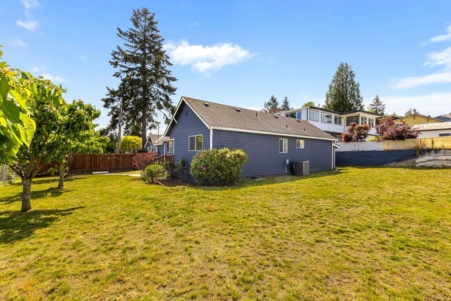 Building Photo - Charming 3 Bedroom Home on Expansive Lot – Ideal Location!