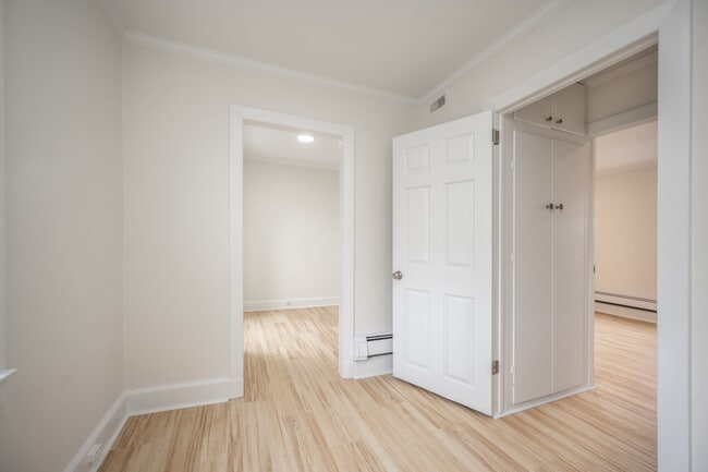 Building Photo - 14 Deane Pl