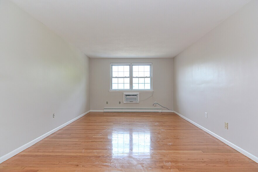 Building Photo - 4 Colonial Village Dr