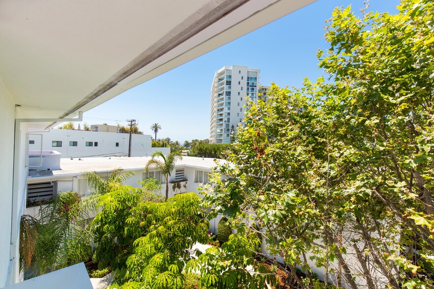 Building Photo - 140 San Vicente Blvd