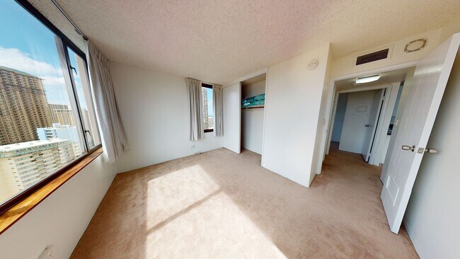 Building Photo - Waikiki, Pet Friendly. Central AC