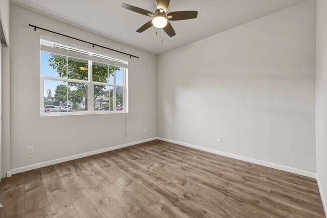 Building Photo - MOVE IN READY NOW! A/C! Multi generational living? Home office? Tumwater School District