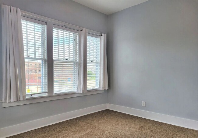 Building Photo - Stunning 4-Bed, 3-Bath Gem 1 Minute from Midtown!