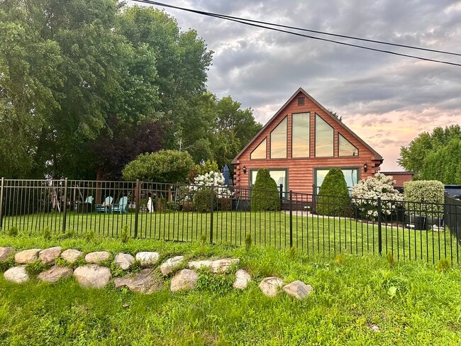 Primary Photo - 685 Cumberland Head Rd
