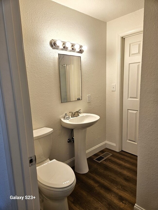 Building Photo - Newly Renovated Country Home