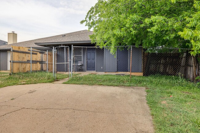 Building Photo - Duplex with back yard and parking spaces