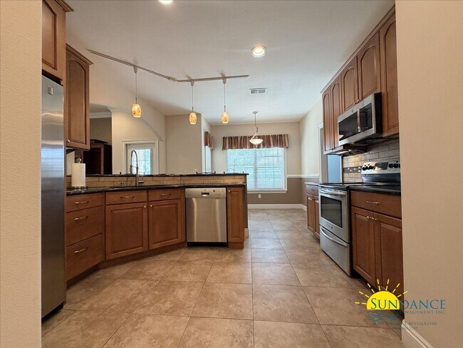 Building Photo - 213 Golf Course Dr