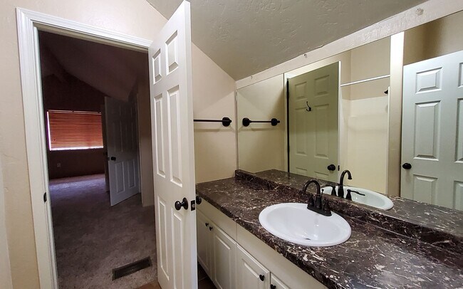 Building Photo - 107 W Sherwood Dr