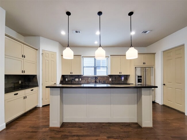 Building Photo - 1605 W 14th St