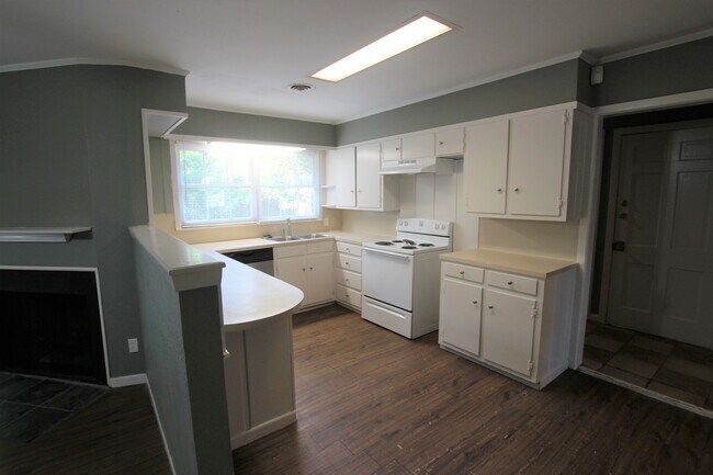 Building Photo - Beautiful 3 Bedroom 2 Bath with Large Back...
