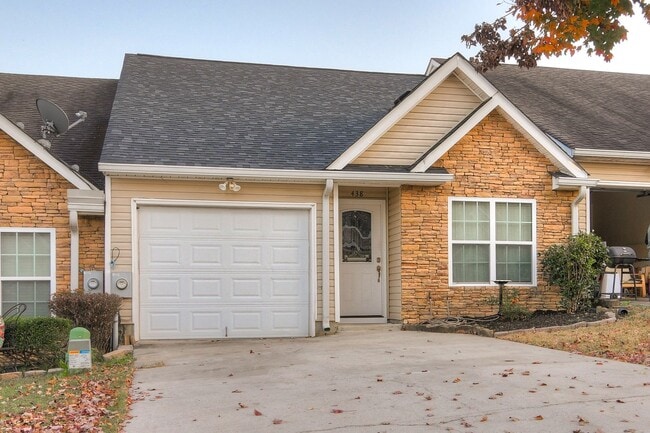 Building Photo - Townhouse w/ 1 Car Garage