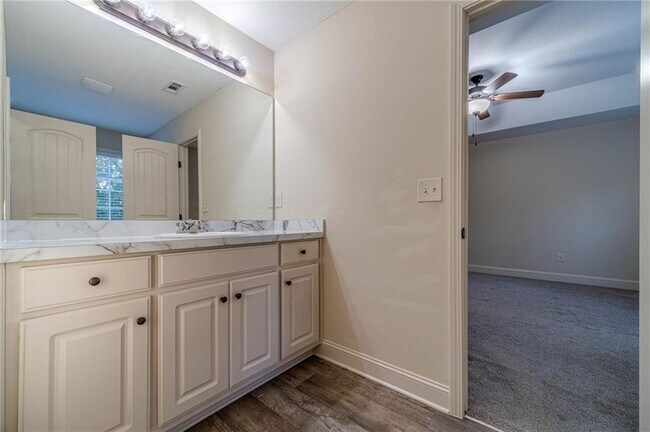 Building Photo - 583 Embassy Walk