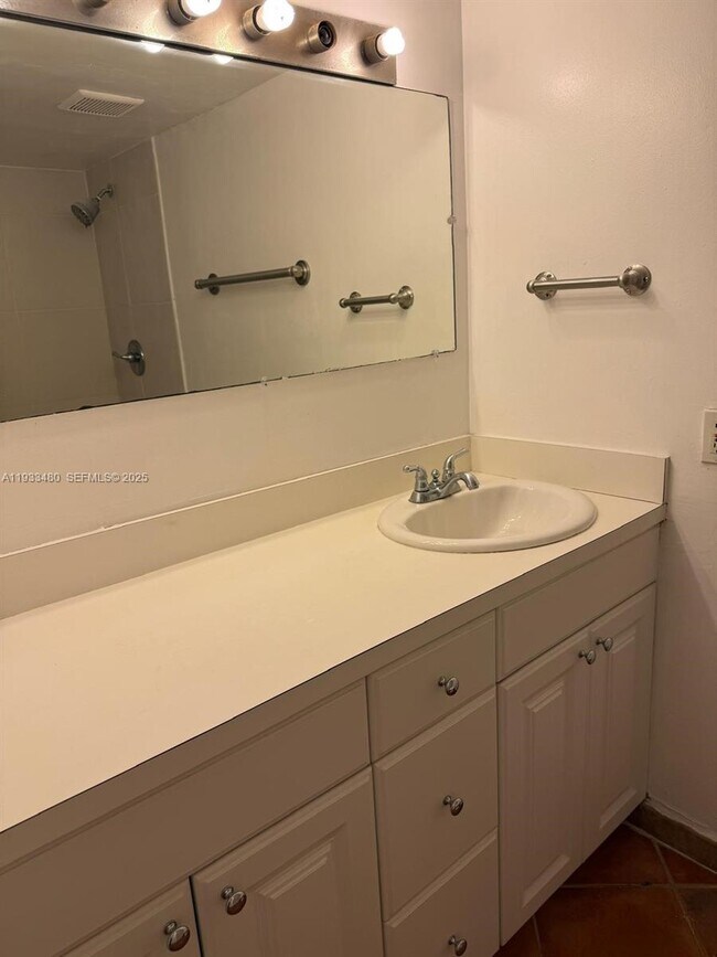 Building Photo - 1801 S Treasure Dr